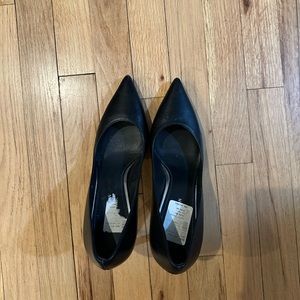 Stuart Weitzman black leather heel. Size 8